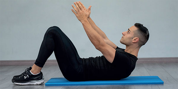 crunch con arti superiori distesi in avanti/alto