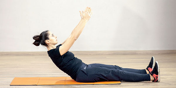 Fase intermedia di un sit-up con arti inferiori completamente estesi