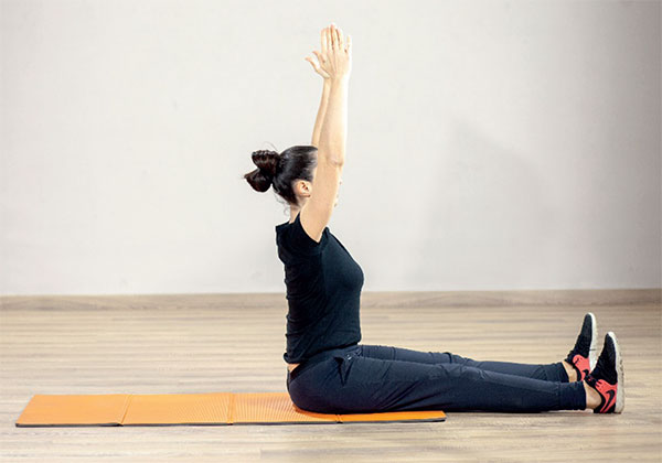 Posizione finale del sit-up con arti inferiori estesi